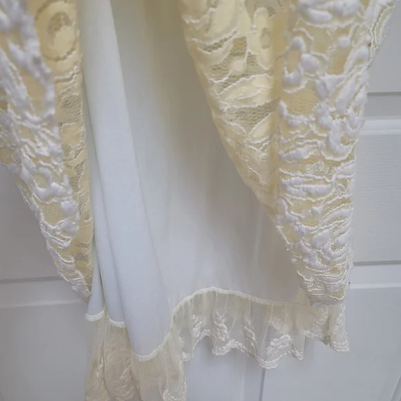 Pretty Angel Ivory Floral Lace Top - Picture 5 of 6